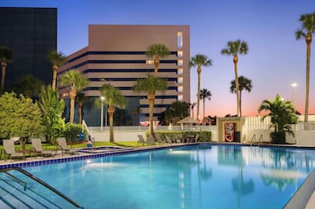 Habitación, 2 camas Queen size, para no fumadores, balcón | Ropa de cama hipoalergénica y caja de seguridad en la habitación 