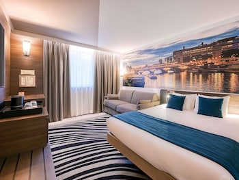 Junior Suite, 1 Double Bed | Premium bedding, in-room safe, blackout drapes, soundproofing