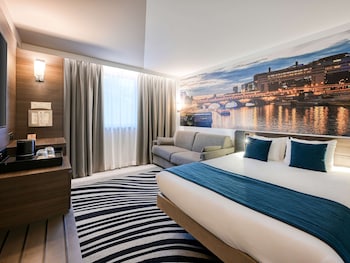 Junior Suite, 1 Double Bed | Premium bedding, in-room safe, blackout drapes, soundproofing
