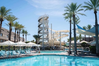 Cocktail bar, pool views, open daily