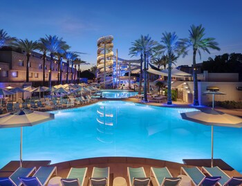 Cocktail bar, pool views, open daily
