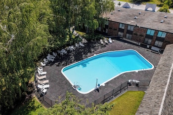 Indoor pool, seasonal outdoor pool, sun loungers