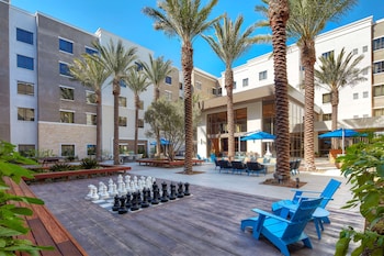 Alberca al aire libre, sombrillas en la alberca y camastros 