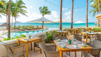5 piscines extérieures, cabanas (supplément), parasols