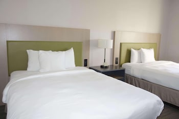 1 bedroom, premium bedding, desk, blackout curtains
