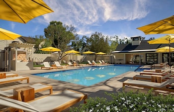 Se sirven desayunos, comidas y cocina mediterránea con vista al jardín