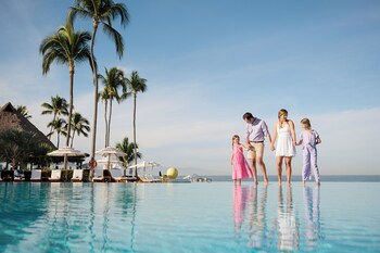 3 outdoor pools, pool umbrellas, sun loungers