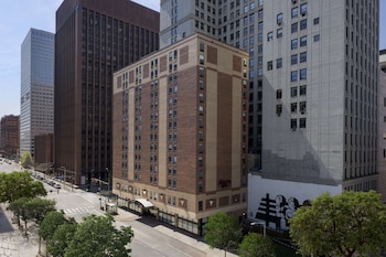 Caja de seguridad en la habitación, escritorio y cortinas blackout