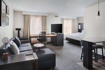 Indoor pool, sun loungers