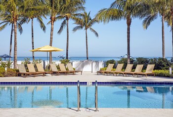 3 piscines extérieures, chaises longues