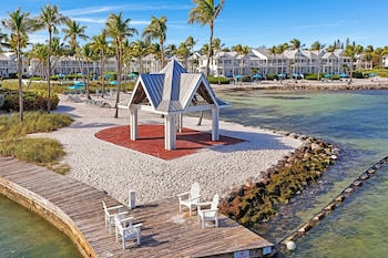 3 piscines extérieures, chaises longues