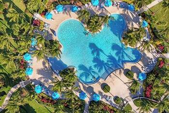 3 ulkouima-allasta, aurinkotuoleja