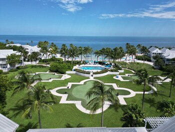 3 piscines extérieures, chaises longues