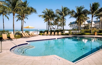 3 buitenzwembaden en ligstoelen