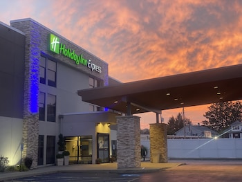 Standard Room, 2 Queen Beds | Premium bedding, in-room safe, desk, iron/ironing board