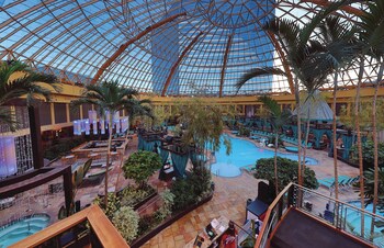 Piscine couverte, tentes de plage, chaises longues
