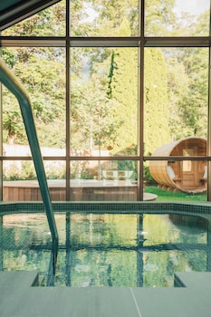 Indoor spa tub