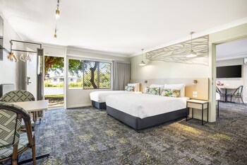 Piscine extérieure, chaises longues