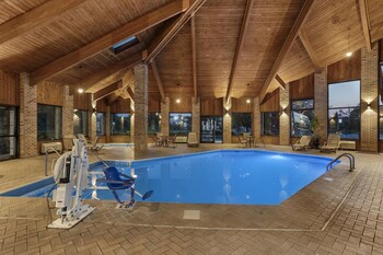 Alberca techada y camastros