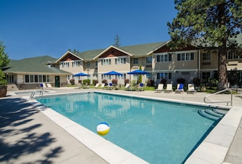 Piscine extérieure en saison, accès possible de 8 h à 22 h, parasols