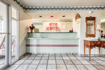 Escritorio, tabla de planchar con plancha, wifi gratis y ropa de cama