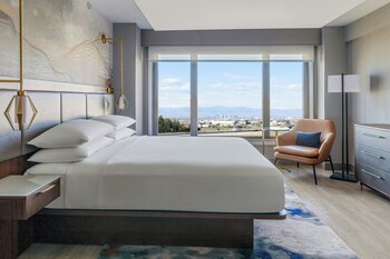 Façade de lâhĂ©bergement â soirĂ©e/nuit