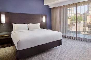 Executive Suite, 1 King Bed, Balcony | Property amenity