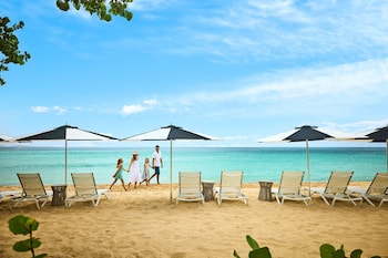 2 bars/lounges, swim-up bar, poolside bar, beach bar