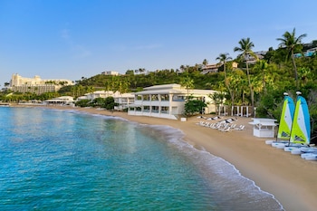 2 bars/lounges, swim-up bar, poolside bar, beach bar