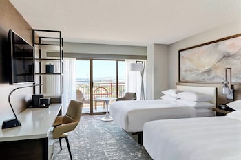 Serverer lunsj og middag