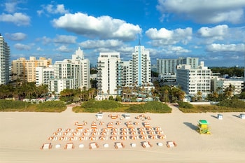 2 piscinas externas, funciona das 11h às 18h, barracas, guarda-sóis