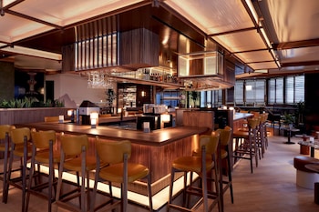 2 restaurants, servant le déjeuner et le dßner; cuisine locale