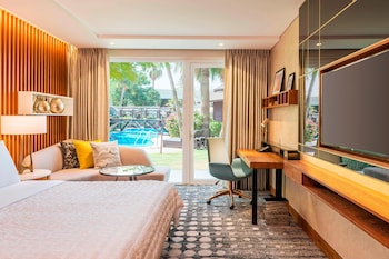 5 piscines extérieures, parasols de plage, chaises longues