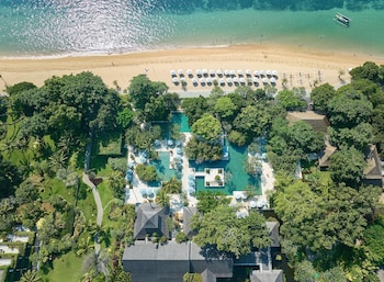 3 albercas al aire libre, sombrillas en la alberca y camastros 