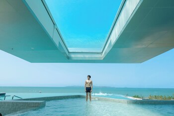 6 piscinas al aire libre, sombrillas, sillones reclinables de piscina