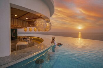 6 outdoor pools, pool umbrellas, sun loungers