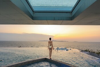 6 piscines extérieures, parasols de plage, chaises longues
