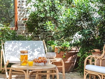 Daily buffet breakfast (EUR 15 per person)