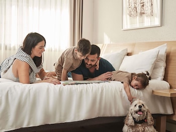 2 restaurants, breakfast served