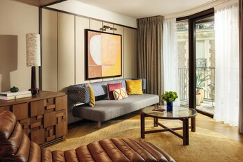 Suite | Luxe beddengoed, een minibar, een kluis op de kamer