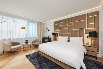 2 restaurants, lunch served