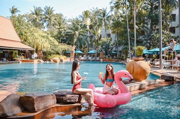 Outdoor pool, open 6:00 AM to 8:00 PM, pool umbrellas