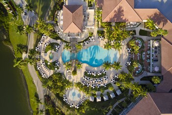2 piscinas al aire libre, camas de piscina con cargo, sombrillas