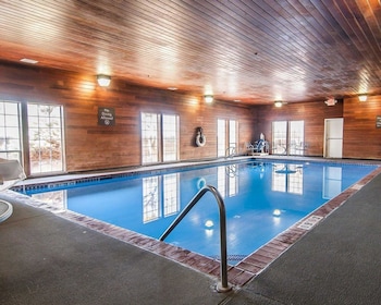Indoor pool, sun loungers