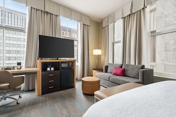 Vista frontal de la propiedad por la tarde o noche