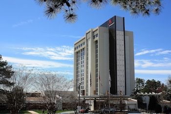 室内游泳池，季节性开放的室外游泳池，10:00 至 19:30 开放, 池畔遮阳伞, 日光浴躺椅