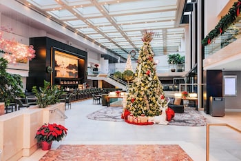 Deluxe Room, 1 King Bed (Capitol View) | In-room safe, laptop workspace, blackout drapes, iron/ironing board