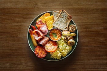Serves breakfast, lunch and dinner