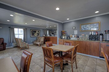 Tina con regadera, amenidades de baño gratuitas, secadora de cabello