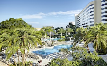 2 outdoor pools, pool loungers